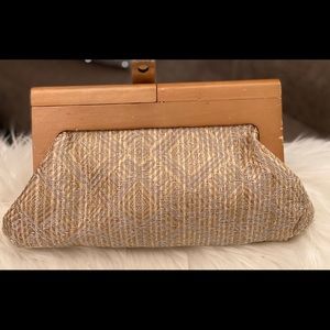 EXPRESSIONS NYC Clutch Wood Handle (Tan/Silver)